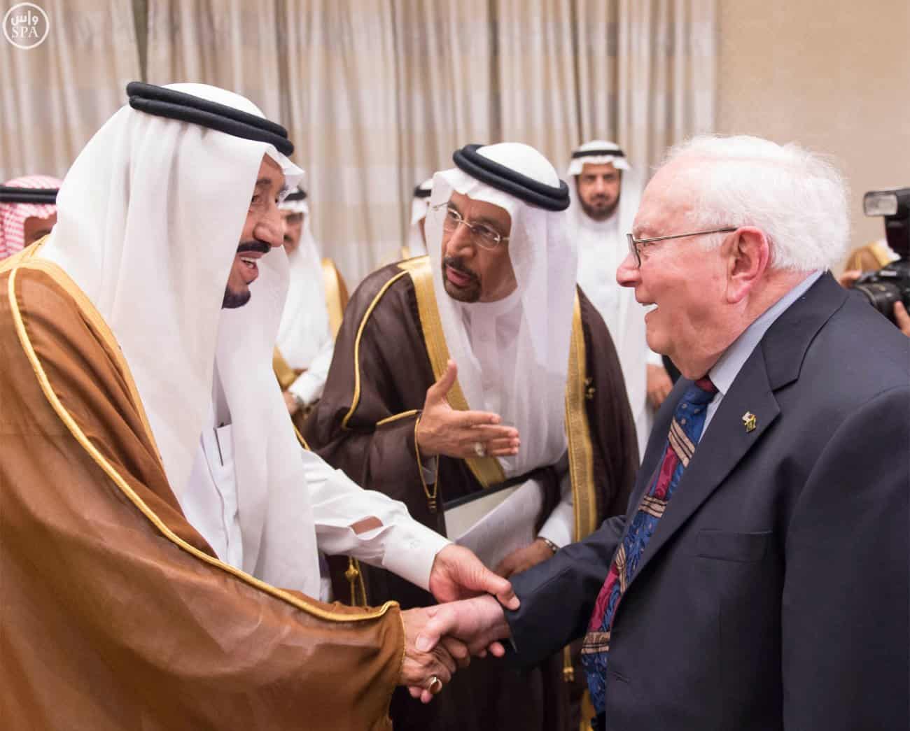 Custodian of the Two Holy Mosques receives US veteran employees in Saudi Aramco