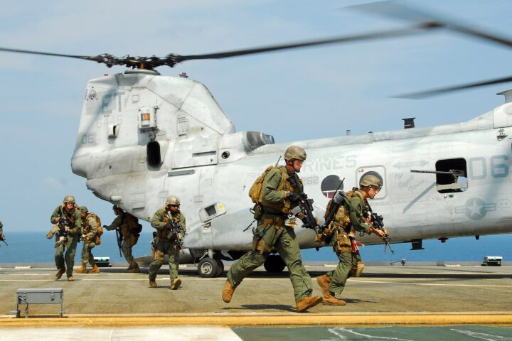 Marines from the 31st Marine Expeditionary Unit Force Reconnaissance Platoon disembark a helicopter during operations. Photo: US Navy / Public Domain