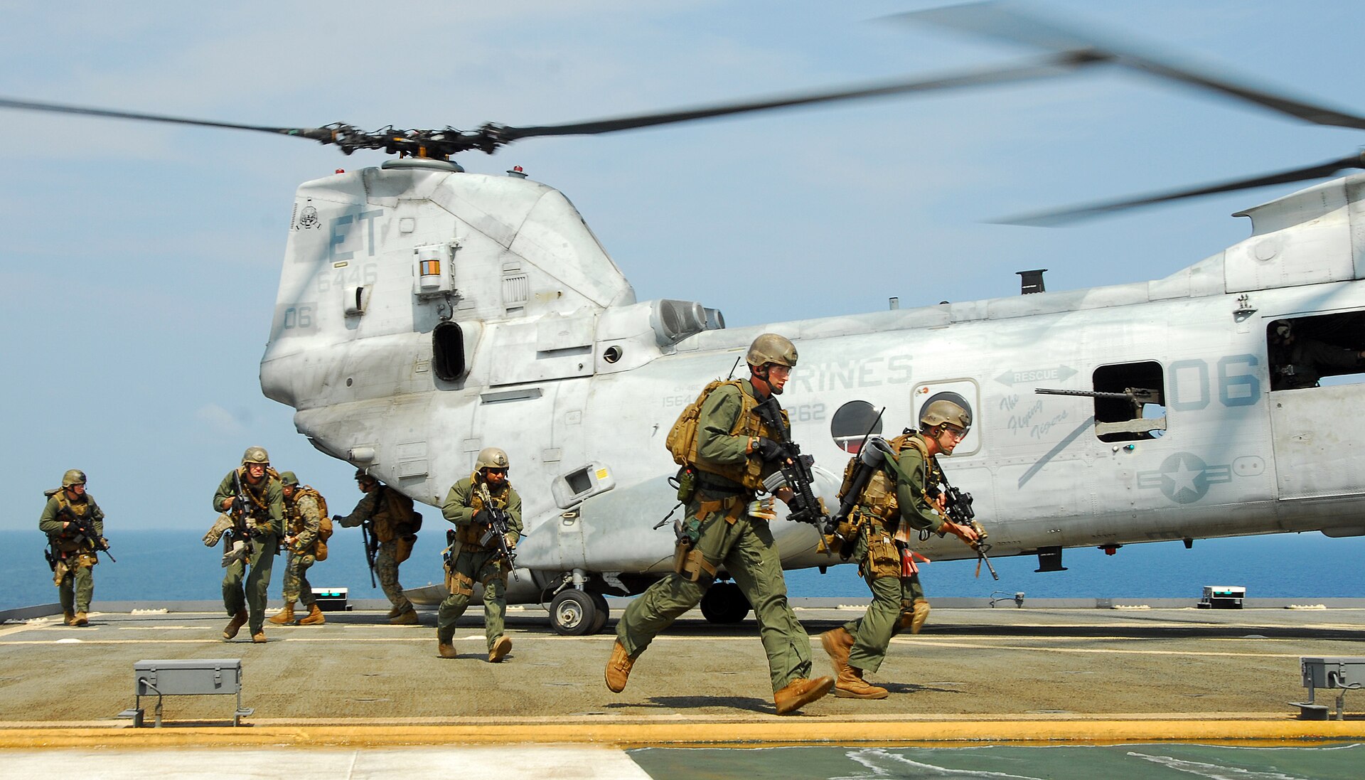 Marines from the 31st Marine Expeditionary Unit Force Reconnaissance Platoon disembark a helicopter during operations. Photo: US Navy / Public Domain