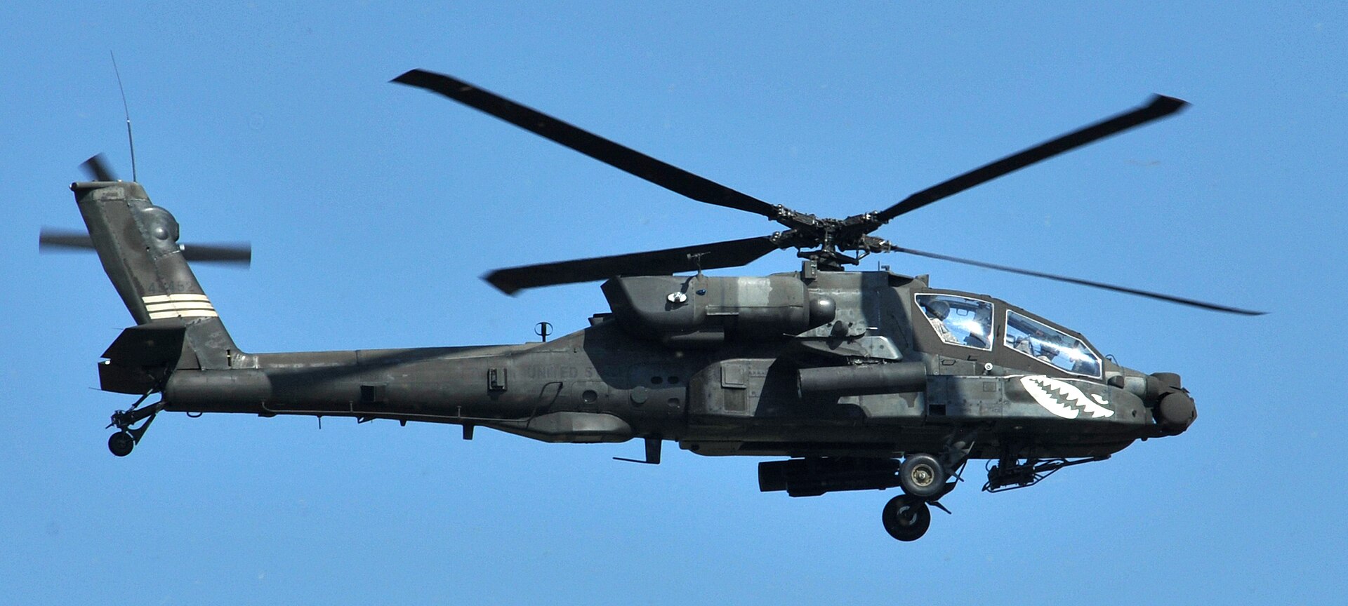 US Army AH-64 Apache attack helicopter in flight, now deployed alongside A-10 Warthogs to patrol the Strait of Hormuz and intercept Iranian drones