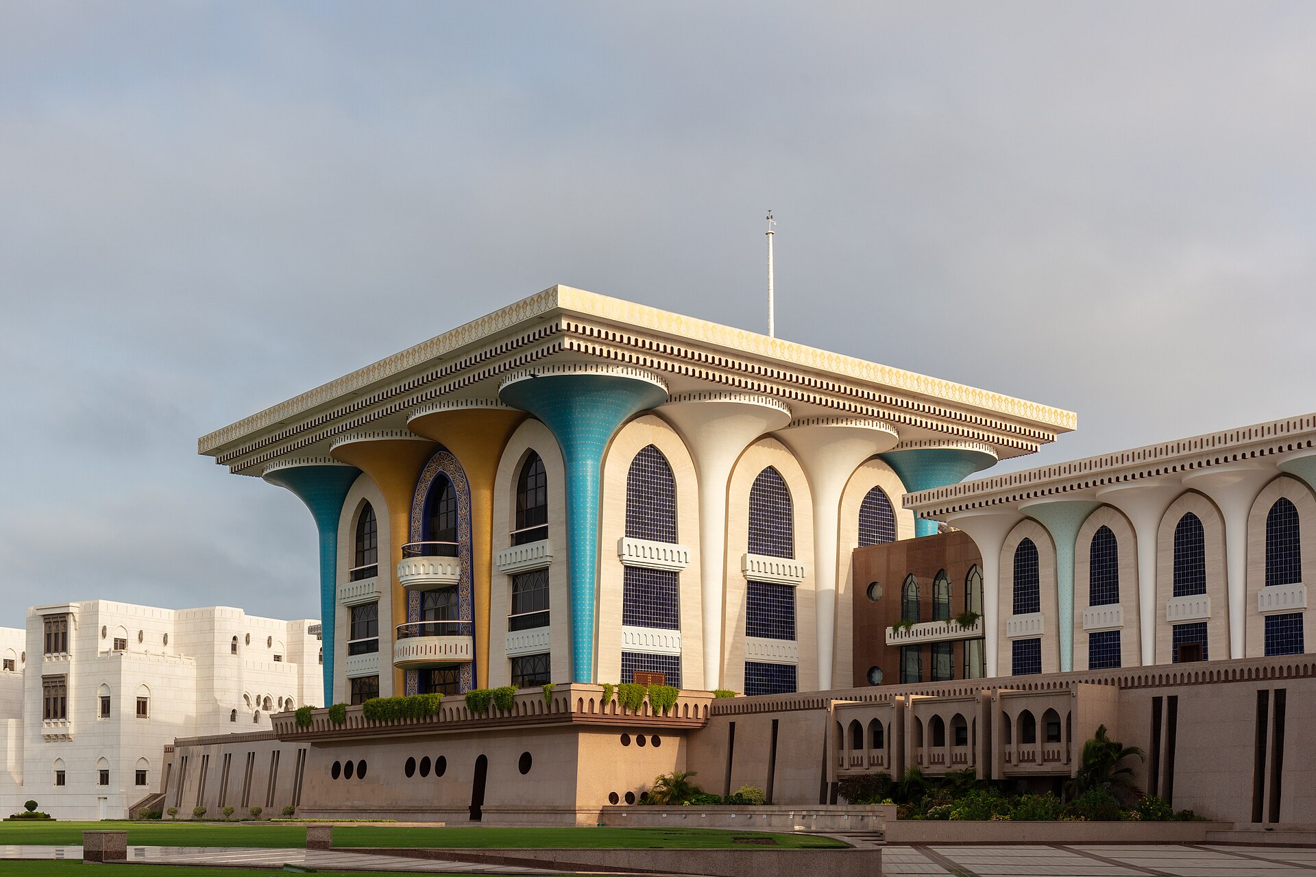 Al Alam Palace, the ceremonial palace of the Sultan of Oman in Old Muscat, featuring distinctive blue and gold Islamic architecture. Photo: Wikimedia Commons / CC BY-SA 4.0
