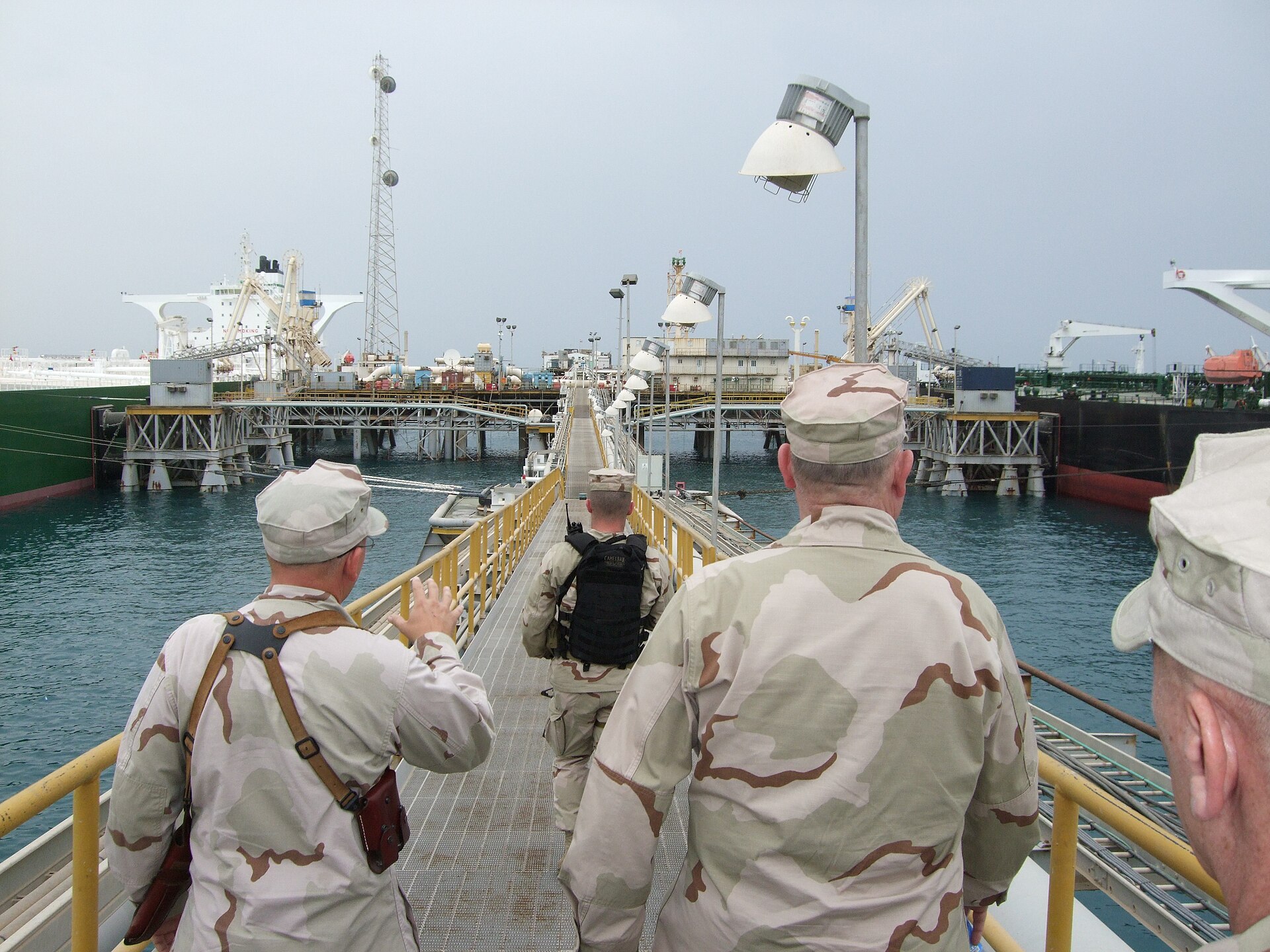 Military personnel inspect infrastructure at the Al Basra Oil Terminal, Iraq's primary offshore oil export facility. Photo: Wikimedia Commons / CC BY 2.0