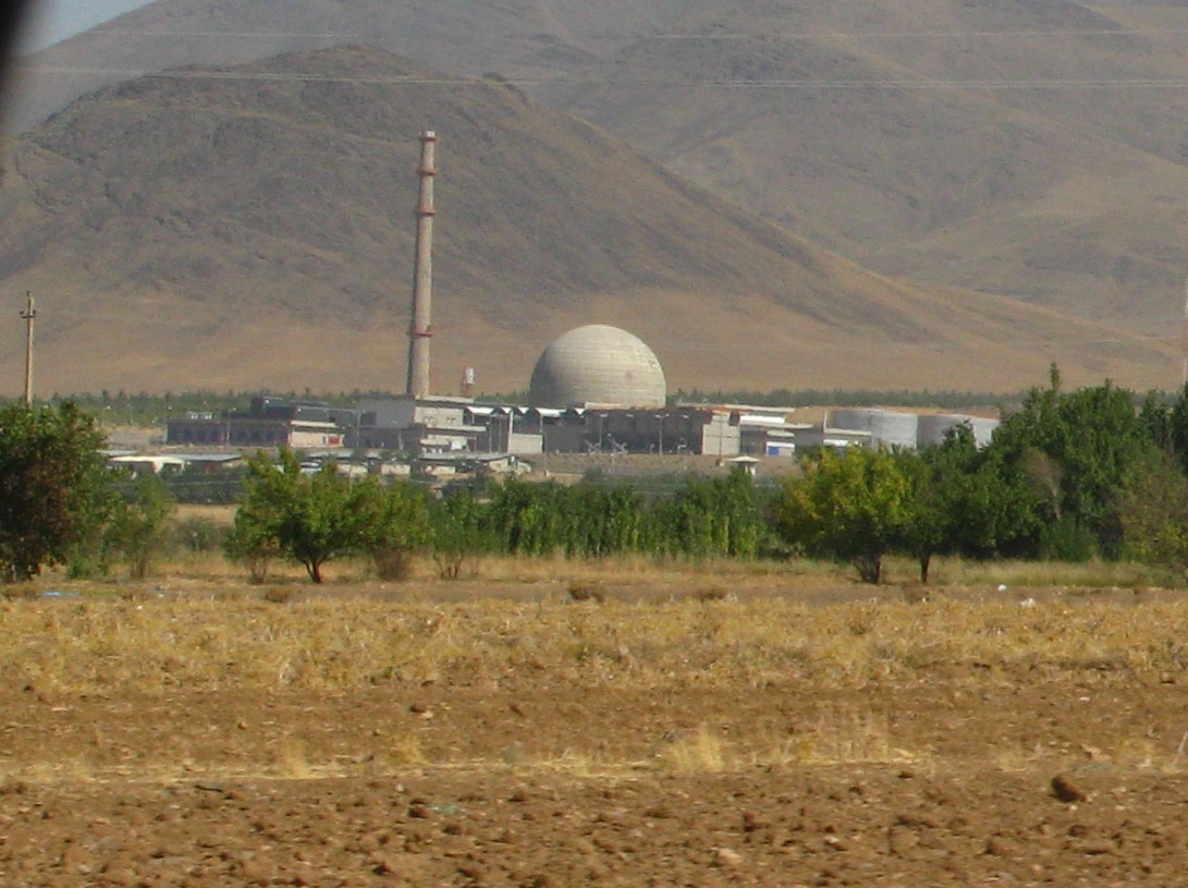 The IR-40 heavy water reactor at the Khondab nuclear complex near Arak, Iran, showing the distinctive reactor dome and industrial buildings. Photo: Wikimedia Commons / CC BY-SA 3.0