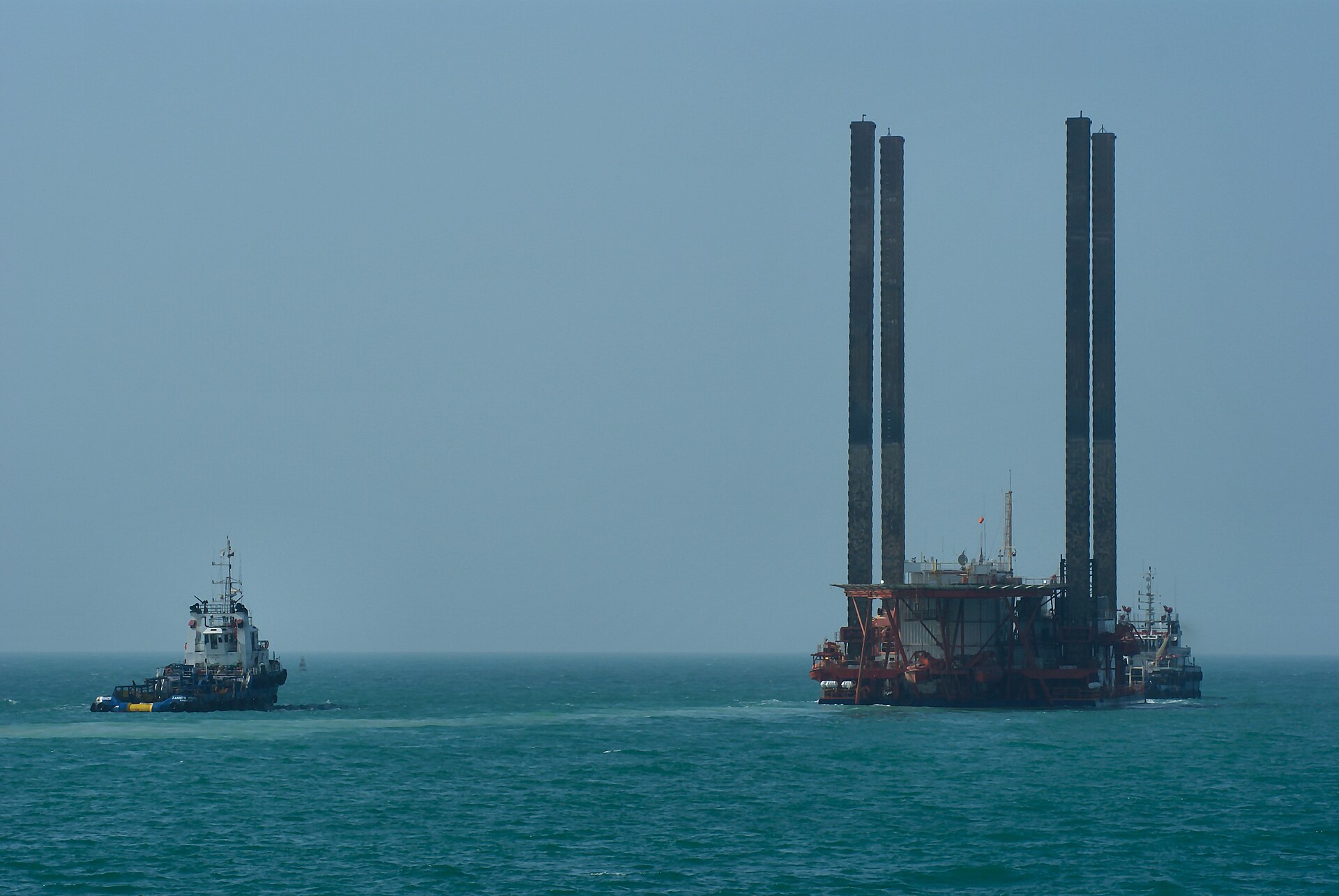 An offshore jackup drilling rig being towed through the Persian Gulf, the type of platform now idled as Saudi Aramco shuts down supergiant oil fields. Photo: Wikimedia Commons / CC BY-SA 3.0