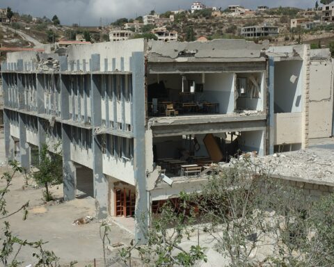 Destroyed school building in Bint Jbeil, southern Lebanon, showing damage from Israeli airstrikes during military operations. Photo: Wikimedia Commons / CC BY-SA 2.0