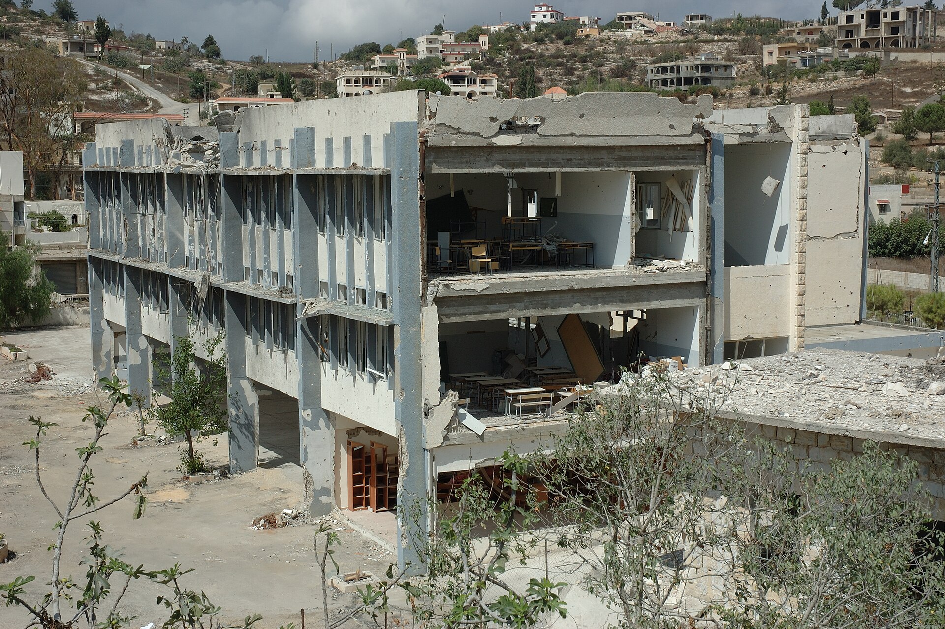 Destroyed school building in Bint Jbeil, southern Lebanon, showing damage from Israeli airstrikes during military operations. Photo: Wikimedia Commons / CC BY-SA 2.0