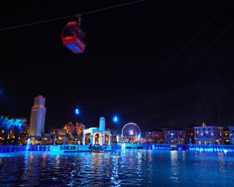 Boulevard Riyadh City entertainment venue illuminated at night during Riyadh Season, with cable car, ferris wheel, and blue-lit waterfront. Photo: Wikimedia Commons / CC0