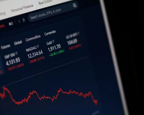 Commodity trading screen showing Brent crude oil price decline with red chart indicating market selloff amid Iran war ceasefire hopes