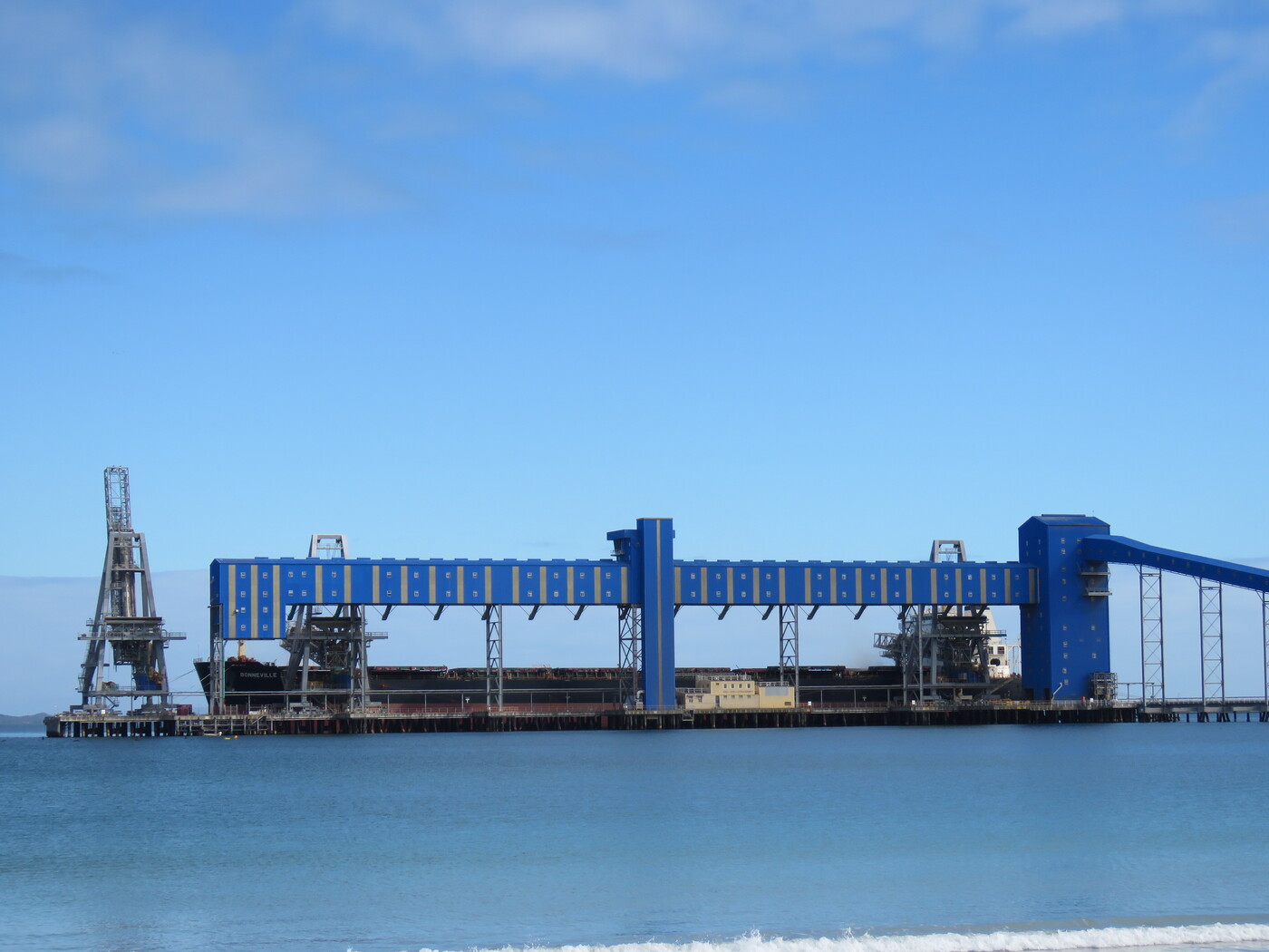A bulk carrier ship docked at a grain loading jetty, representing the maritime infrastructure that delivers millions of tonnes of wheat and grain to Saudi Arabia annually. Photo: Wikimedia Commons / CC BY-SA 4.0