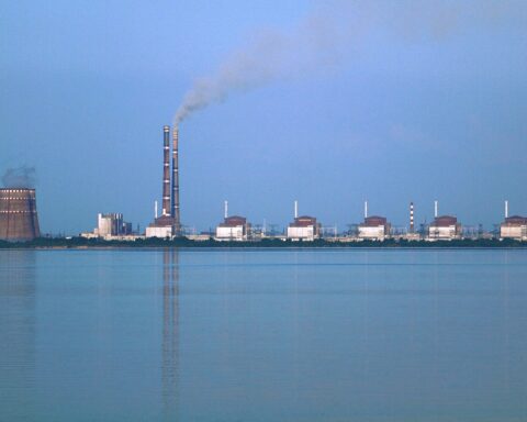 A VVER-1000 nuclear power plant complex on a waterfront, the same reactor type used at Iran Bushehr nuclear facility on the Persian Gulf coast. Photo: Wikimedia Commons / CC BY-SA 3.0