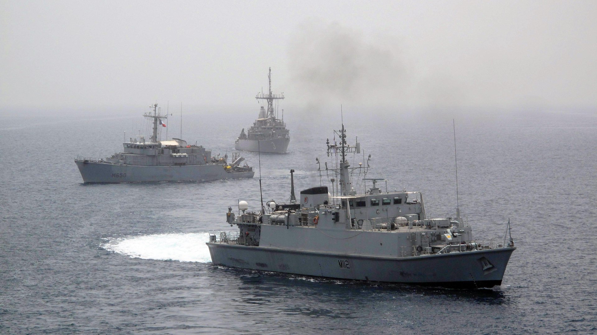 French, American, and British mine countermeasures vessels operating in formation in the Persian Gulf. Photo: US Navy / Public Domain