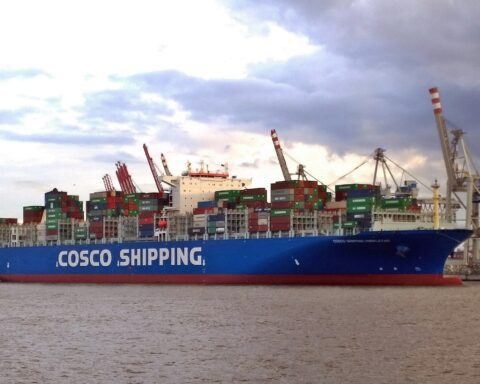 COSCO Shipping container vessel loaded with cargo containers at port, representing China resumption of Gulf shipping routes through the Strait of Hormuz. Photo: Wikimedia Commons / CC BY-SA 4.0