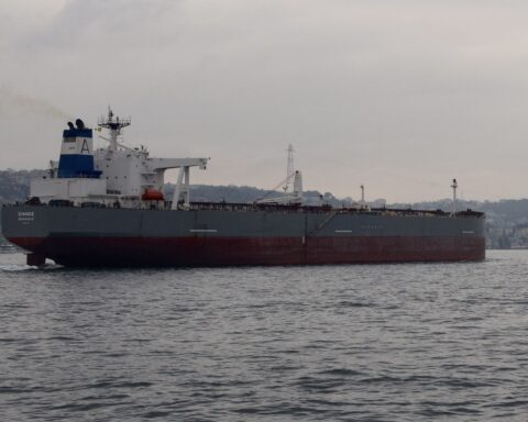 A crude oil tanker transits a narrow shipping strait, representing the maritime insurance crisis that has effectively sealed the Strait of Hormuz during the 2026 Iran war. Photo: Wikimedia Commons / CC BY-SA 4.0