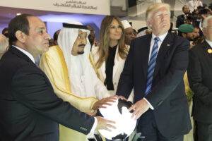 Egyptian President Abdel Fattah el-Sisi and Saudi King Salman bin Abdulaziz with Donald Trump at 2017 Riyadh Summit. Photo: White House / Public Domain