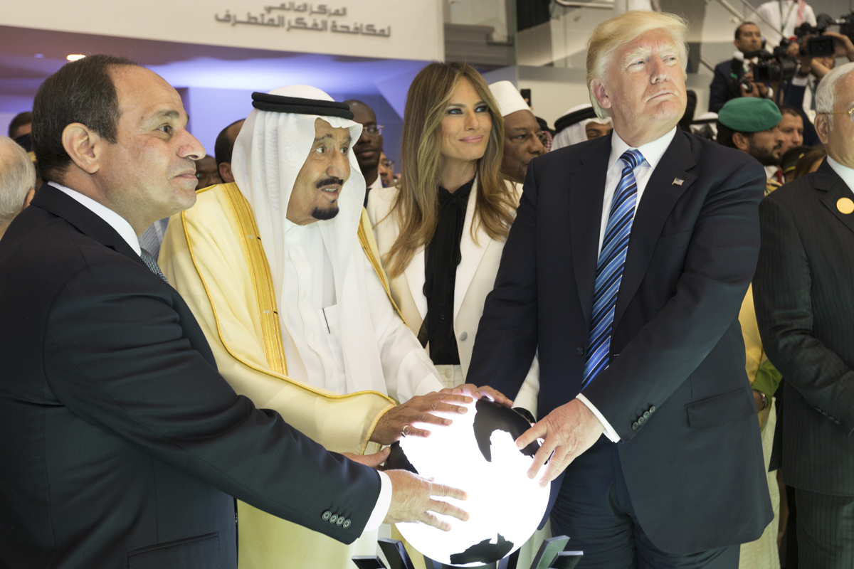 Egyptian President Abdel Fattah el-Sisi and Saudi King Salman bin Abdulaziz with Donald Trump at 2017 Riyadh Summit. Photo: White House / Public Domain
