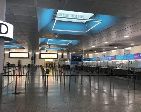 Empty airport terminal with deserted check-in counters during aviation crisis. Photo: Mark Hodson / CC BY 2.0