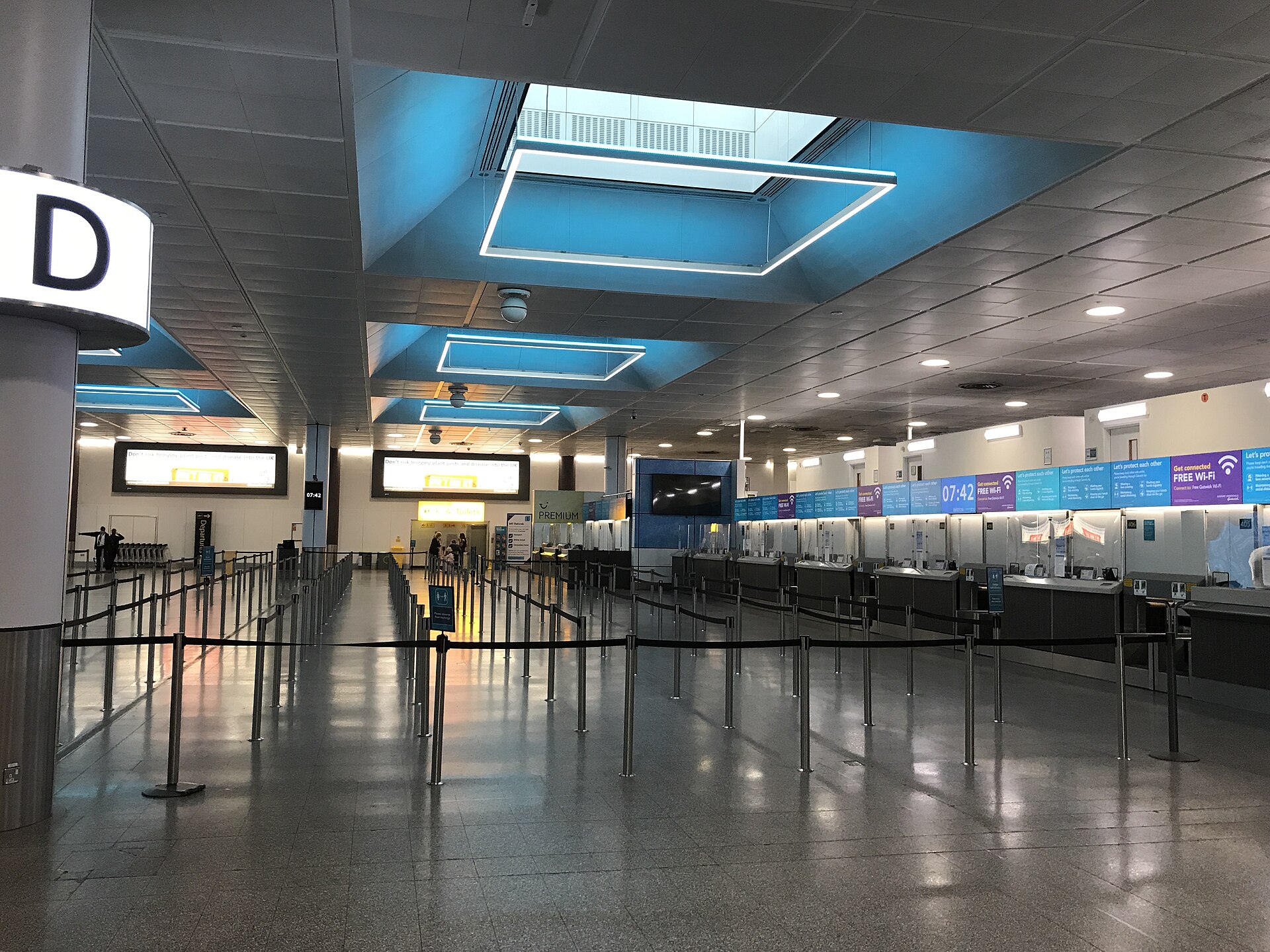 Empty airport terminal with deserted check-in counters during aviation crisis. Photo: Mark Hodson / CC BY 2.0