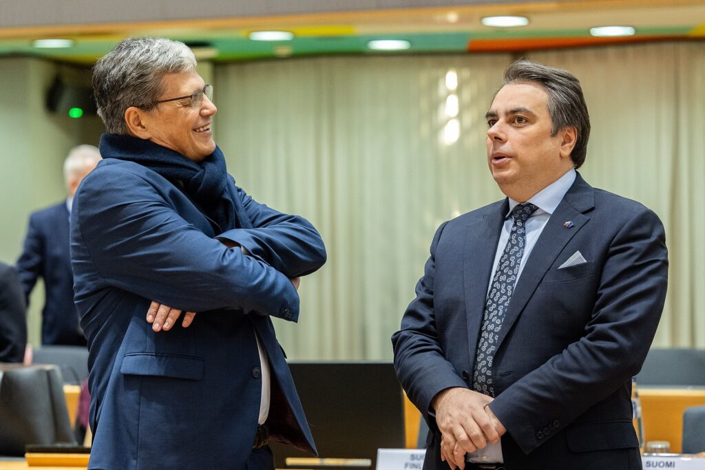 EU Calls Emergency Energy Meeting as Iran War Pushes Oil Past $106