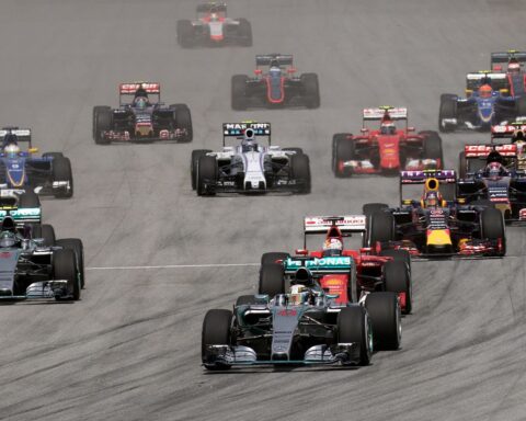 Formula 1 cars racing at the start of a Grand Prix, representing the 2026 Saudi Arabian and Bahrain races cancelled due to the Iran war. Photo: Wikimedia Commons / CC BY-SA 4.0