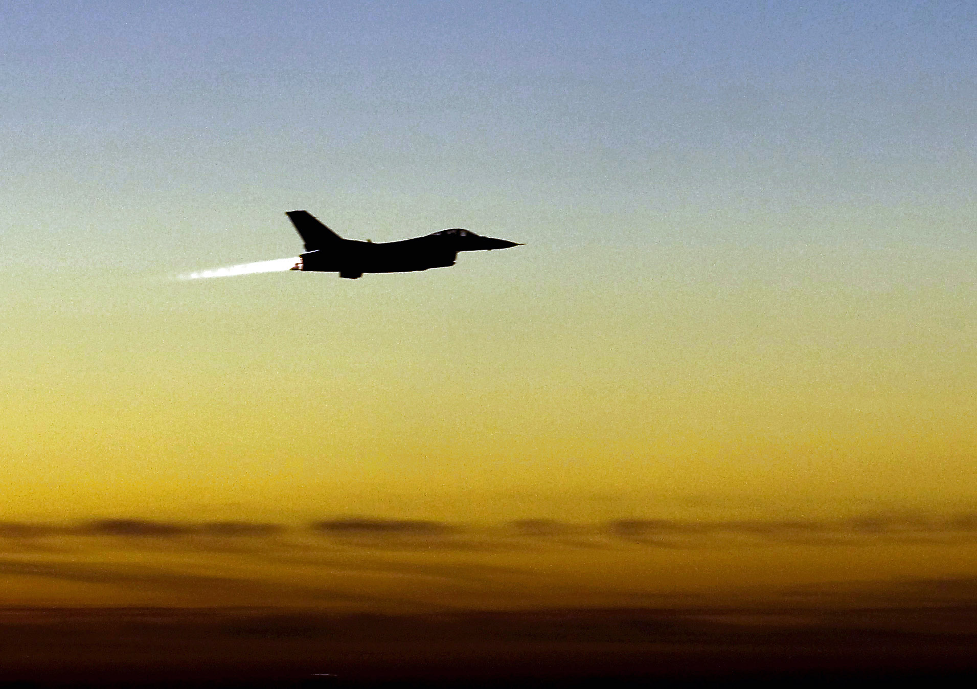 A US Air Force F-16 Fighting Falcon takes off from Joint Base Balad in Iraq at sunset on a combat mission. Photo: US Air Force / Public Domain