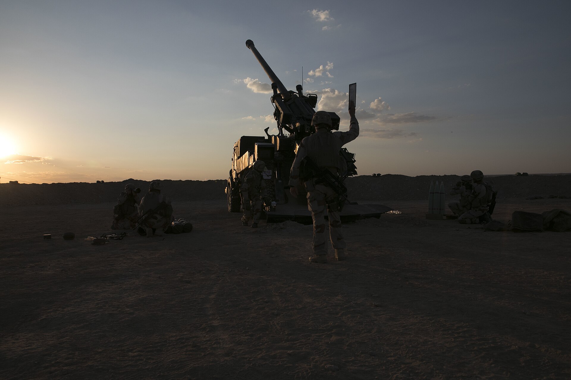 French soldiers operate a CAESAR self-propelled howitzer during operations in Iraq. Photo: US Army / Public Domain