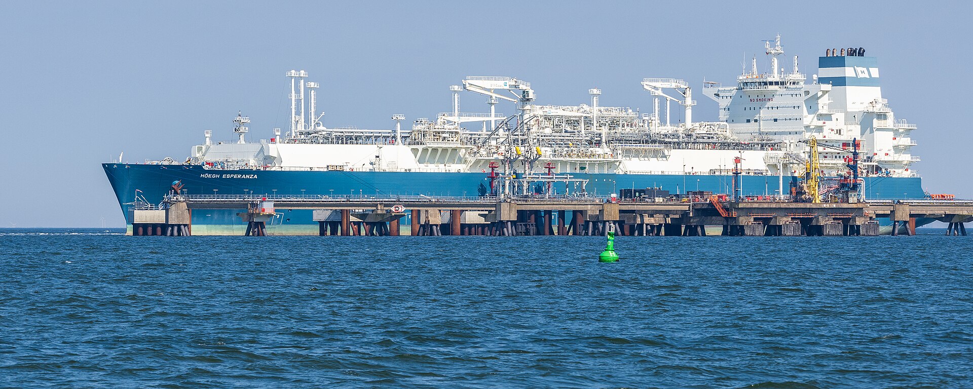 FSRU Hoegh Esperanza floating LNG regasification terminal at Wilhelmshaven port in Germany, part of Europe's emergency gas infrastructure. Photo: Wikimedia Commons / CC BY-SA 4.0