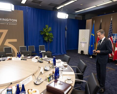 G7 foreign ministers meeting room with round diplomatic table and national flags, representing the March 2026 summit in France on the Iran war. Photo: US State Department / Public Domain