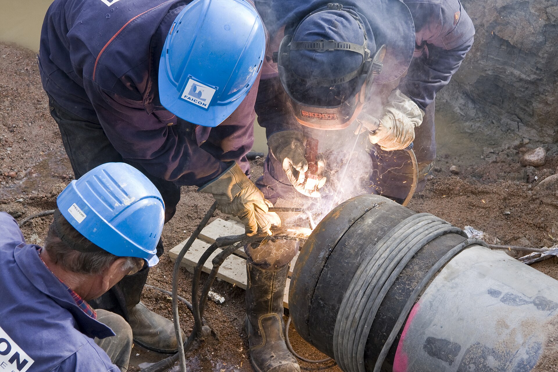 Workers welding a natural gas pipeline during construction in Finland, representing European energy infrastructure development. Photo: Wikimedia Commons / CC BY-SA 3.0