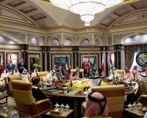 GCC leaders and US officials at a multilateral summit meeting at Diriyah Palace in Saudi Arabia, with multiple national flags visible around the diplomatic roundtable