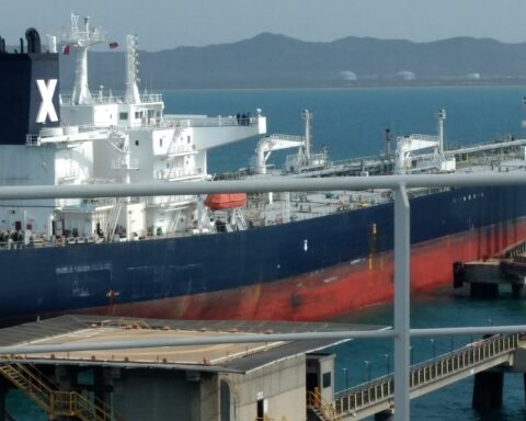 A VLCC oil tanker at a loading terminal, the type of vessel navigating the Strait of Hormuz during Irans selective blockade. Photo: Wikimedia Commons / CC BY-SA 4.0