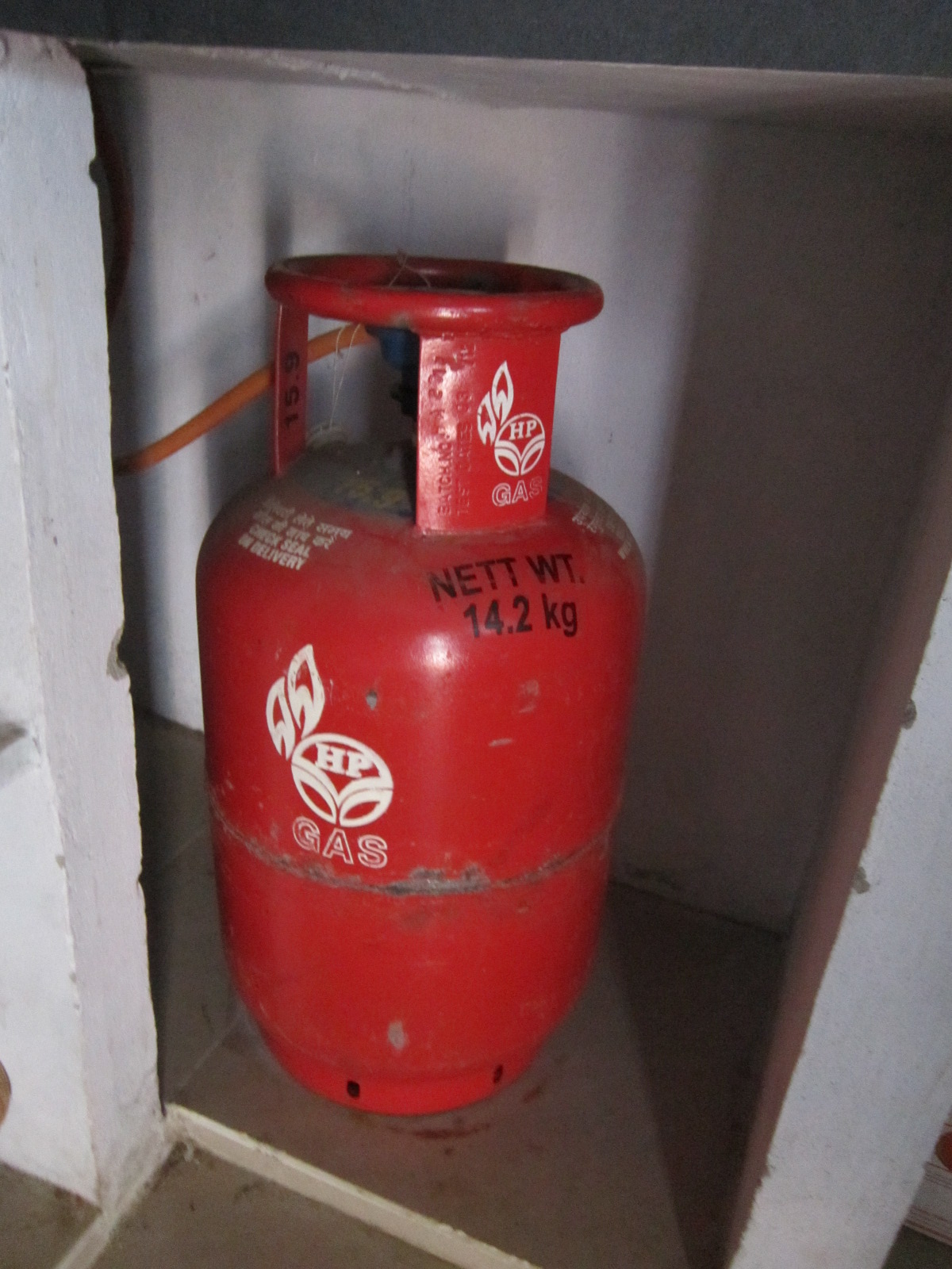 Indian HP Gas LPG cooking gas cylinder representing the nationwide shortage caused by Hormuz closure. Photo: Wikimedia Commons / CC BY-SA 3.0