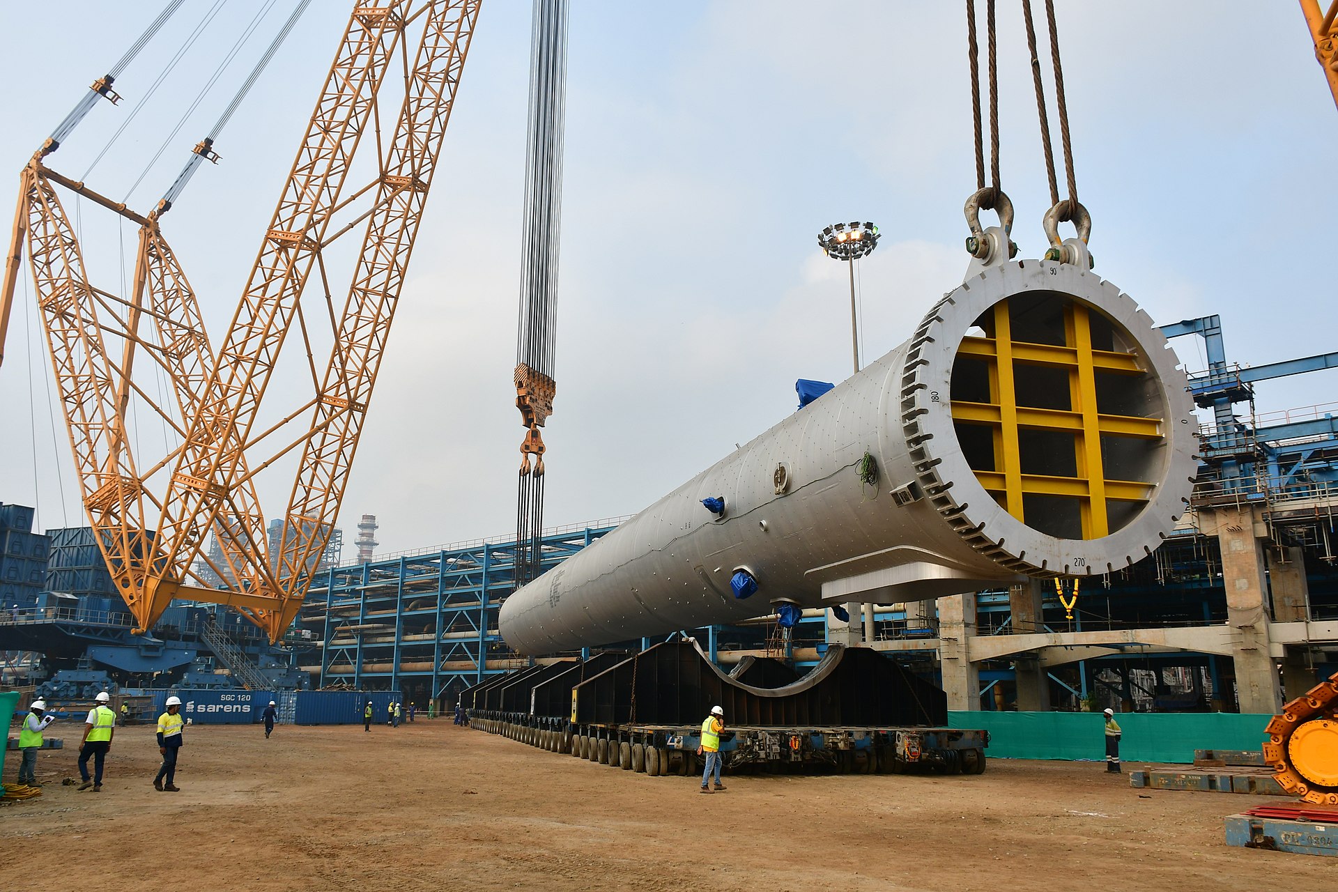 Heavy reactor installation at the Vizag Refinery modernization project in India, part of the country petroleum infrastructure expansion. Photo: Wikimedia Commons / CC BY-SA 4.0
