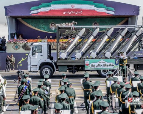 Iranian IRGC missile launcher displayed during military parade in Tehran showing multiple cruise missiles mounted on a truck. Photo: Wikimedia Commons / CC BY 4.0