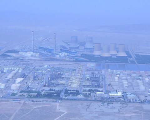 Aerial view of Isfahan oil refinery and thermal power station in Iran, a potential target under Trump April 6 energy strike deadline. Photo: Wikimedia Commons / FAL