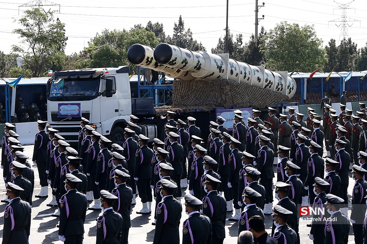 Iranian military parade in Tehran displaying ballistic missiles on transport vehicles as troops march in formation. Photo: Wikimedia Commons / CC Attribution