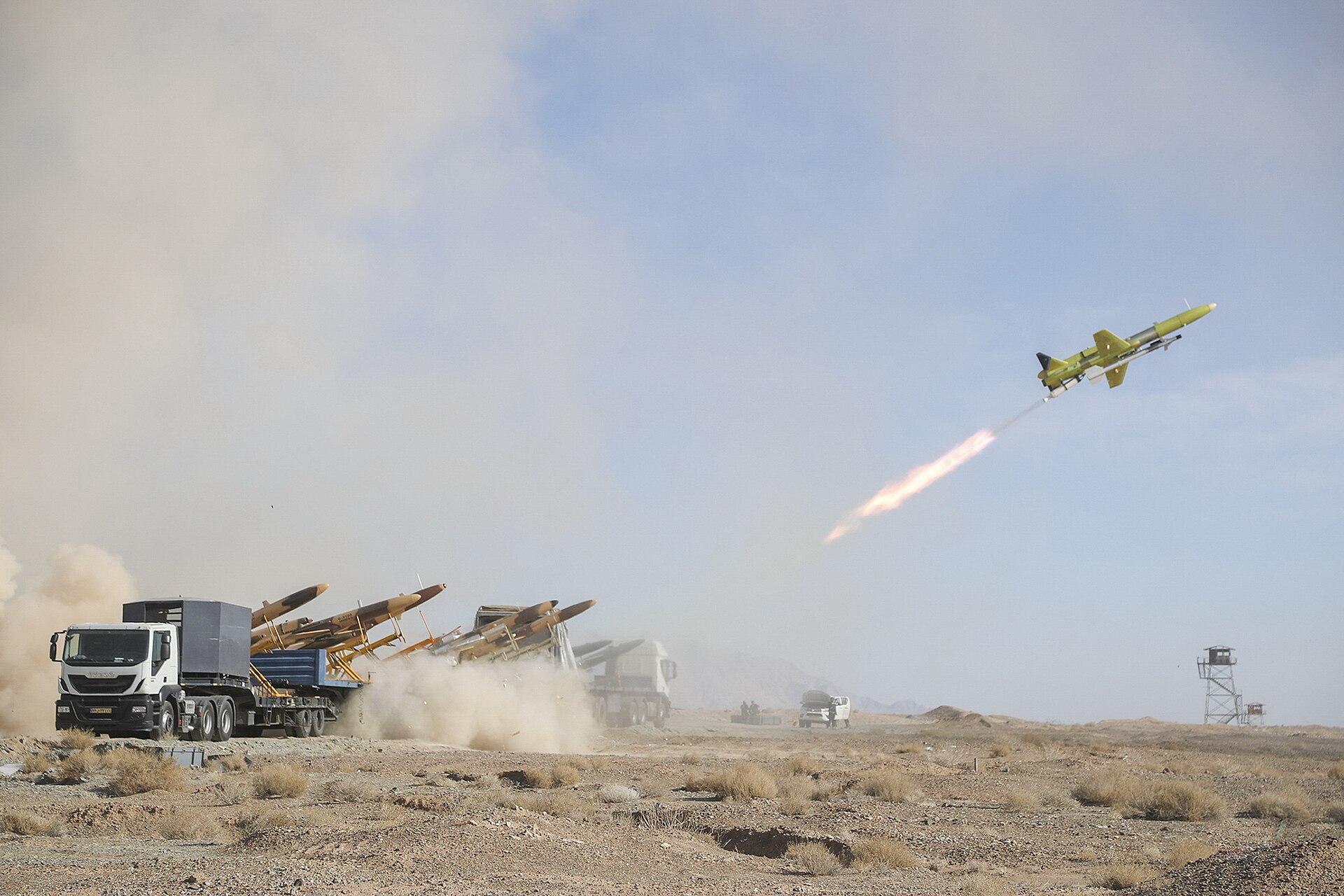 Iranian military drones launching from mobile platforms during IRGC exercise in the Semnan desert, demonstrating Irans decentralized drone warfare capability. Photo: Wikimedia Commons / CC BY