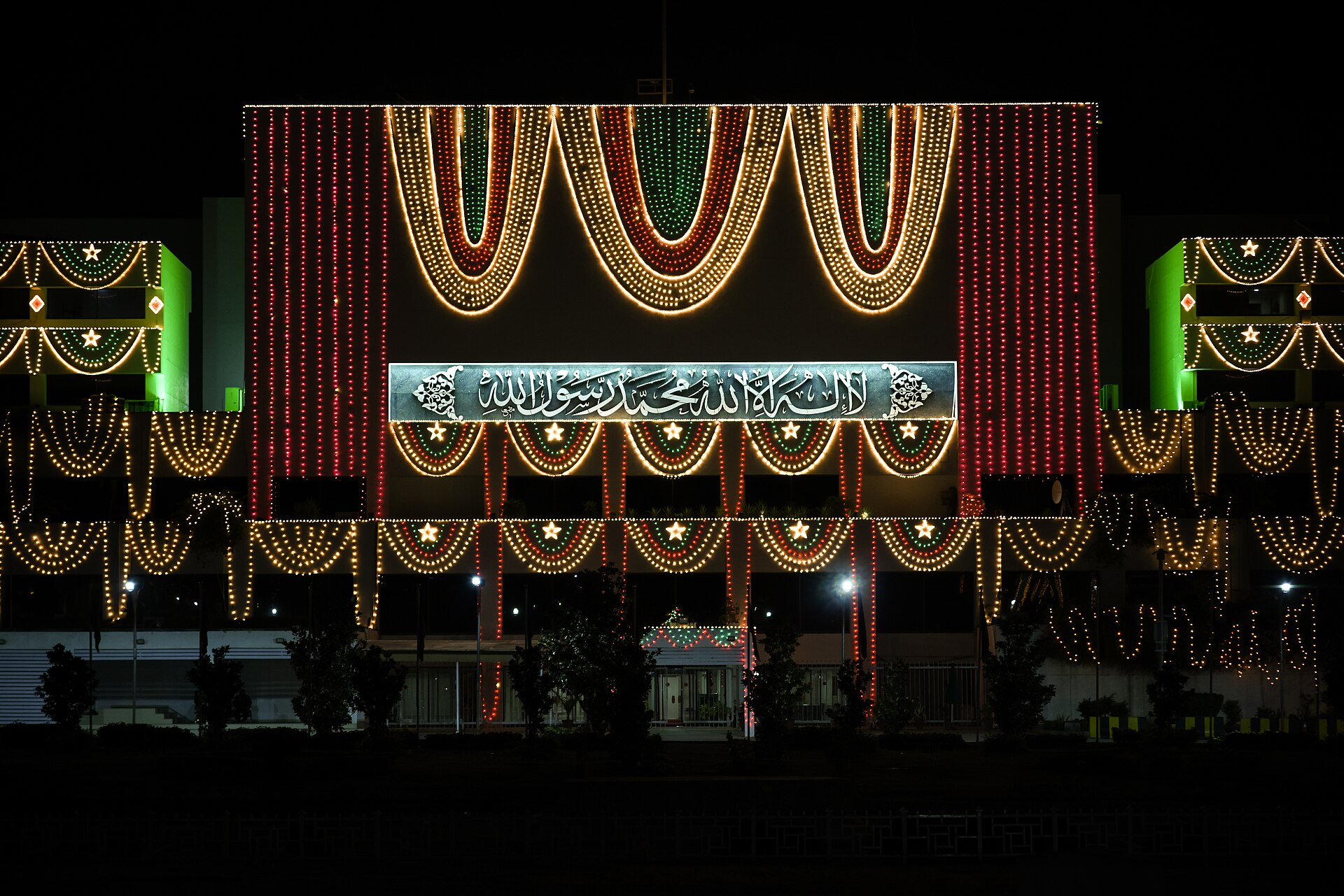 Pakistan Parliament House in Islamabad illuminated at night, where weekend Iran war talks are expected to take place. Photo: Wikimedia Commons / CC BY-SA 4.0