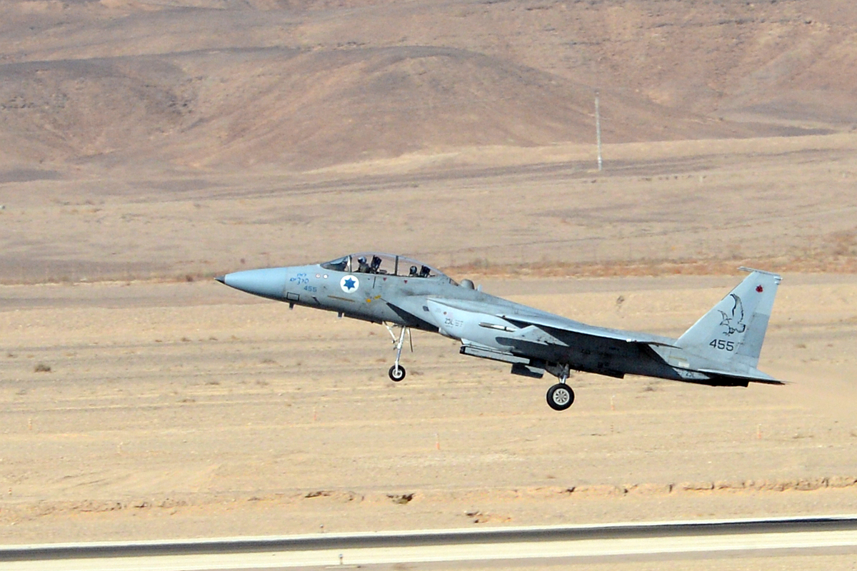 Israeli Air Force F-15D Eagle fighter jet landing at a desert airbase, part of the fleet conducting strikes over Lebanon. Photo: Wikimedia Commons / CC BY-SA 2.0