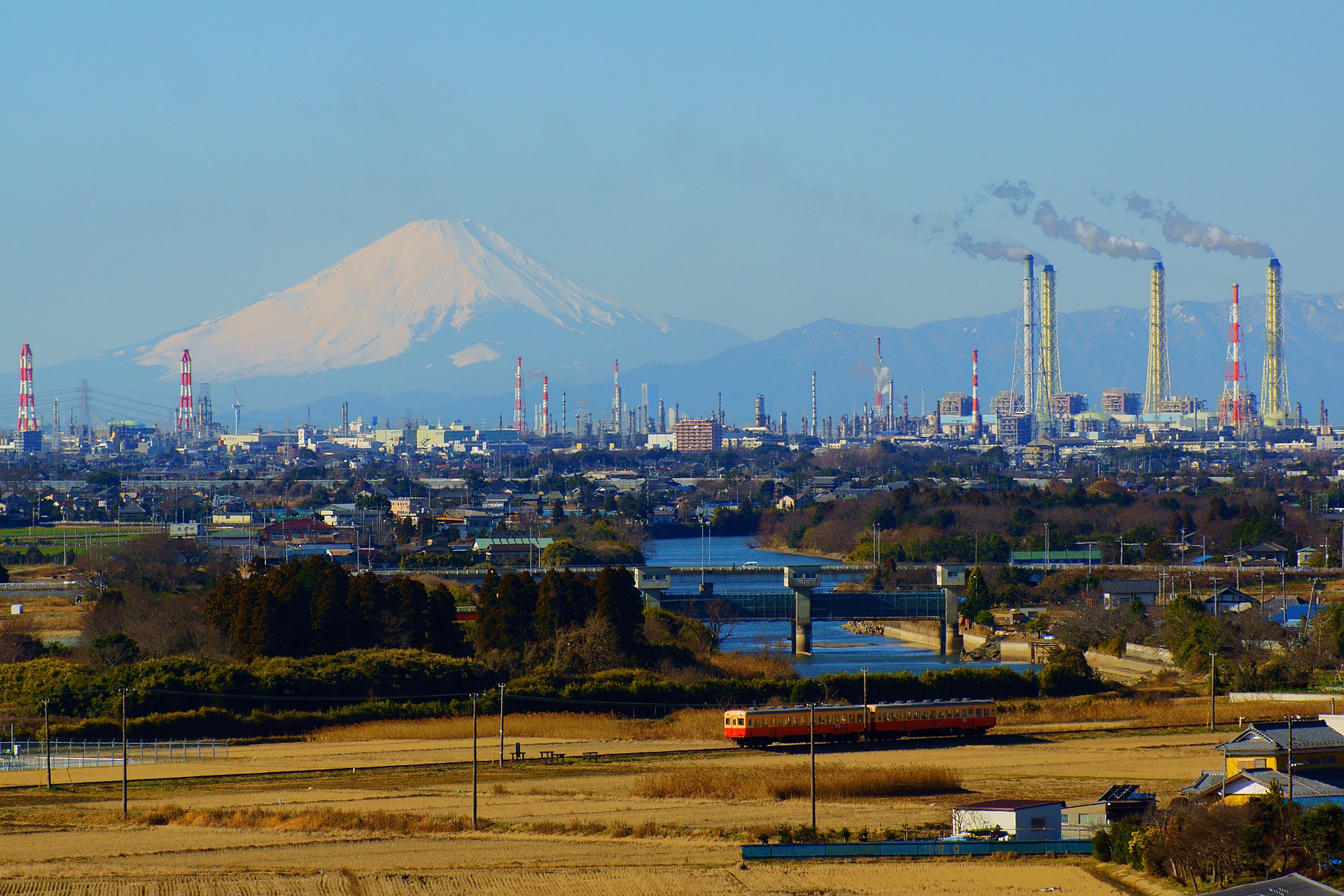 The Keiyo petrochemical complex near Tokyo with Mount Fuji in the background, illustrating Japan's critical dependence on Gulf energy imports threatened by the Iran war.