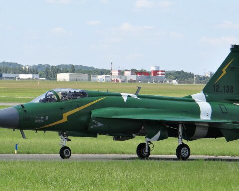 A Pakistan Air Force JF-17 Thunder fighter jet on the tarmac, the same aircraft type included in the stalled $1.5 billion Saudi-backed arms deal for Sudan. Photo: Wikimedia Commons / CC BY-SA 4.0