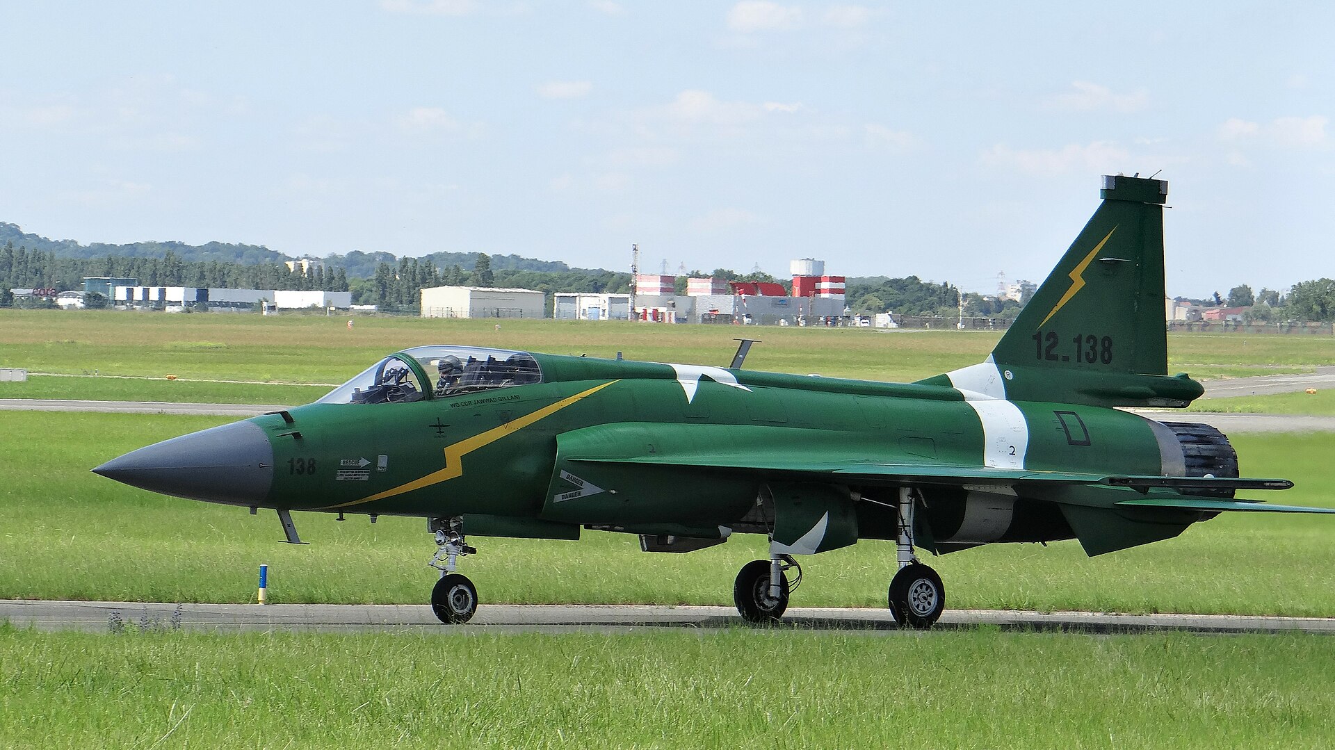 A Pakistan Air Force JF-17 Thunder fighter jet on the tarmac, the same aircraft type included in the stalled $1.5 billion Saudi-backed arms deal for Sudan. Photo: Wikimedia Commons / CC BY-SA 4.0