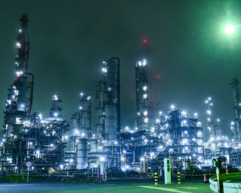Kashima Oil Refinery in Japan illuminated at night, representing Japans critical dependence on Middle Eastern crude oil imports. Photo: Wikimedia Commons / CC BY-SA 4.0