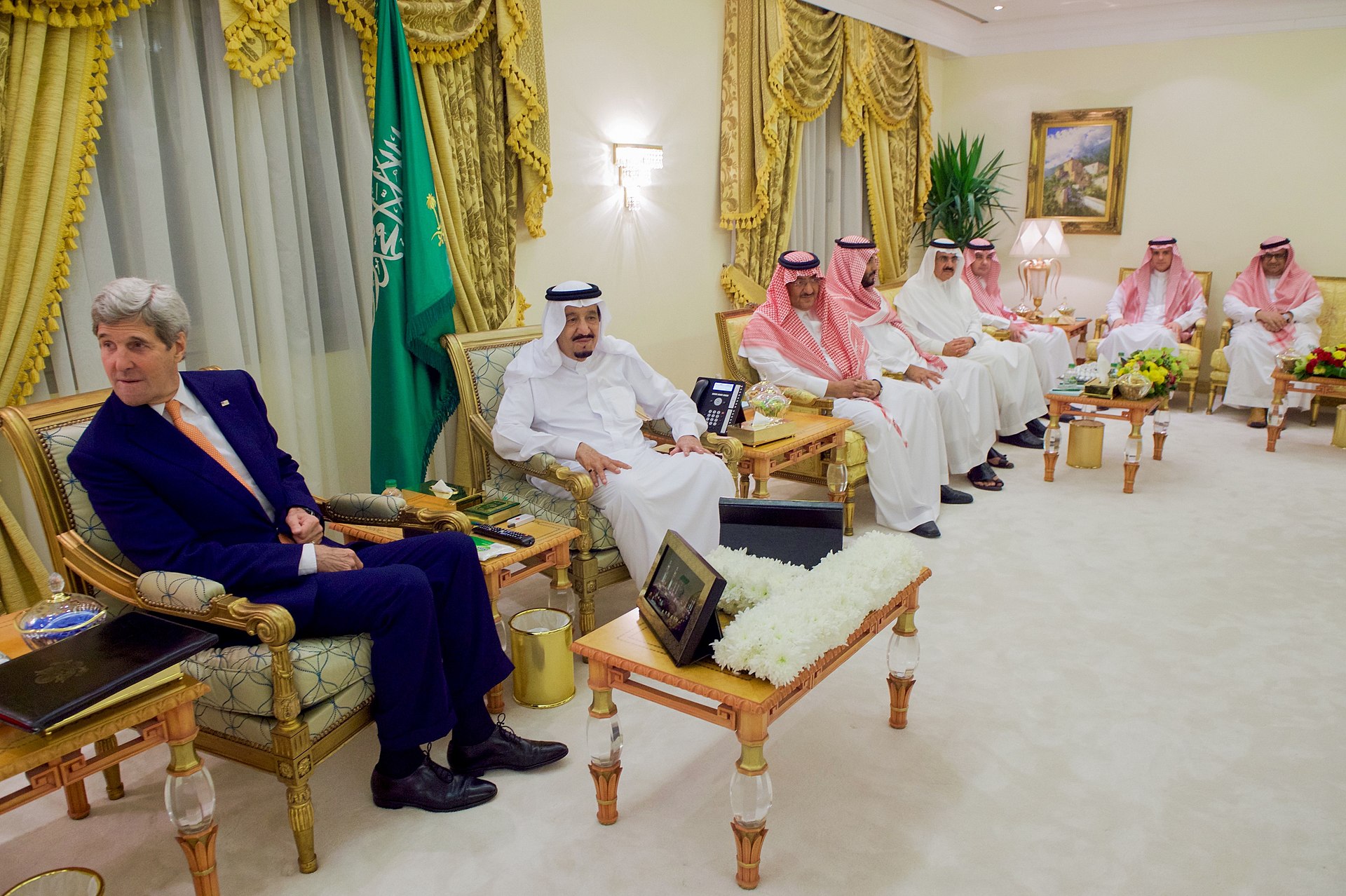 King Salman meeting with US Secretary of State John Kerry and Saudi advisers at King Khalid Military City. Photo: US State Department / Public Domain
