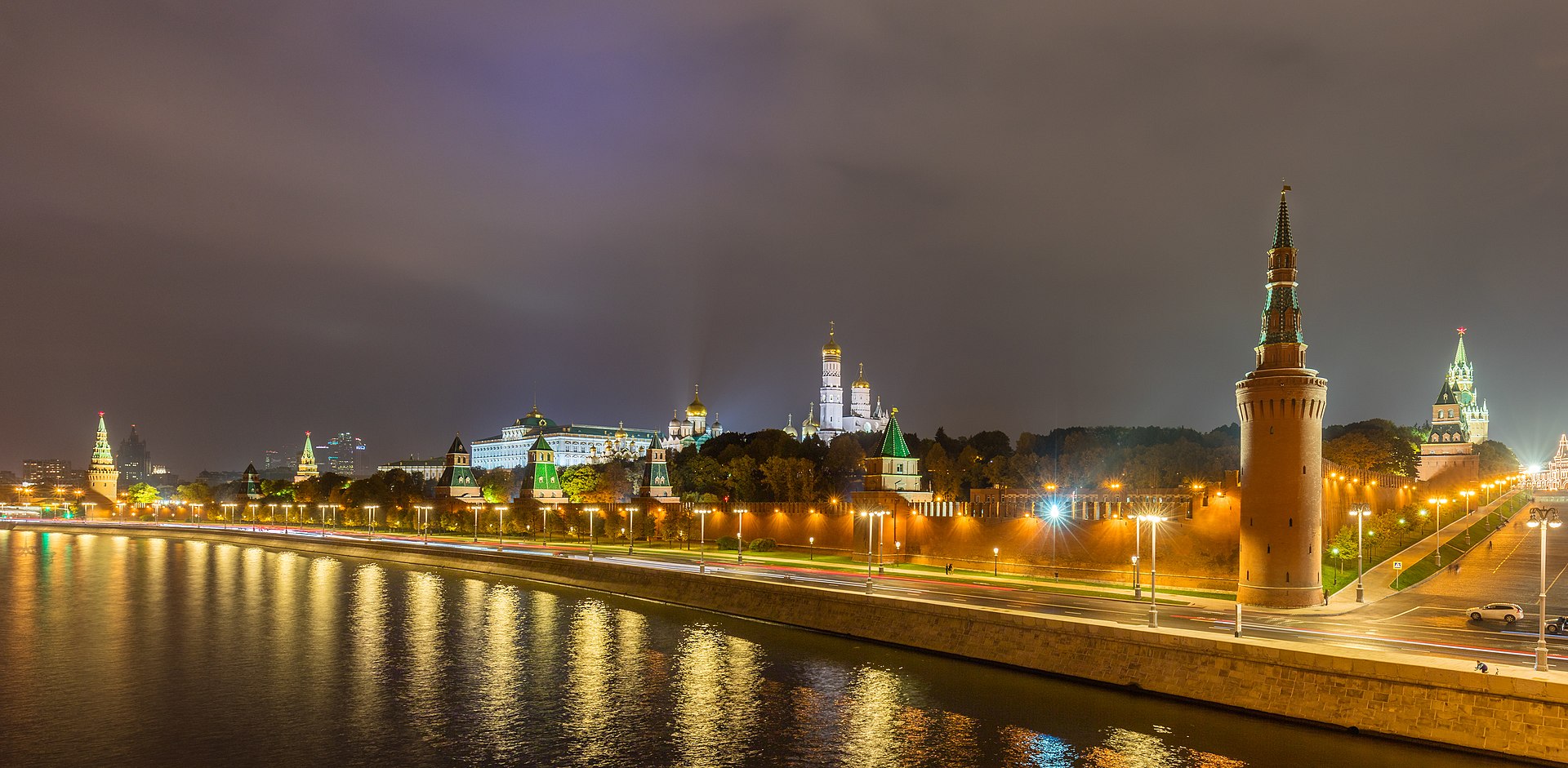 The Moscow Kremlin illuminated at night along the Moskva River, symbolizing Russian power and the geopolitical gains Moscow has made from the 2026 Iran war. Photo: Wikimedia Commons / CC BY-SA 4.0