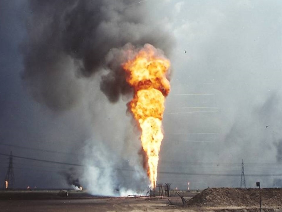 A Kuwaiti oil well fire burns during the 1991 Gulf War, sending massive flames and black smoke into the sky. Photo: Wikimedia Commons / CC BY-SA 4.0