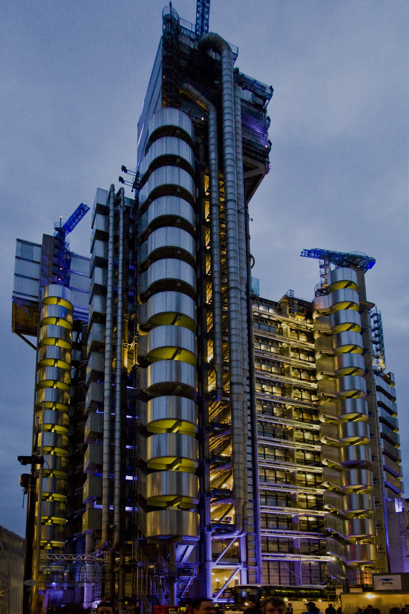 The Lloyd's of London building illuminated at night, headquarters of the global marine insurance market whose underwriters helped seal the Strait of Hormuz. Photo: Wikimedia Commons / CC BY 2.5