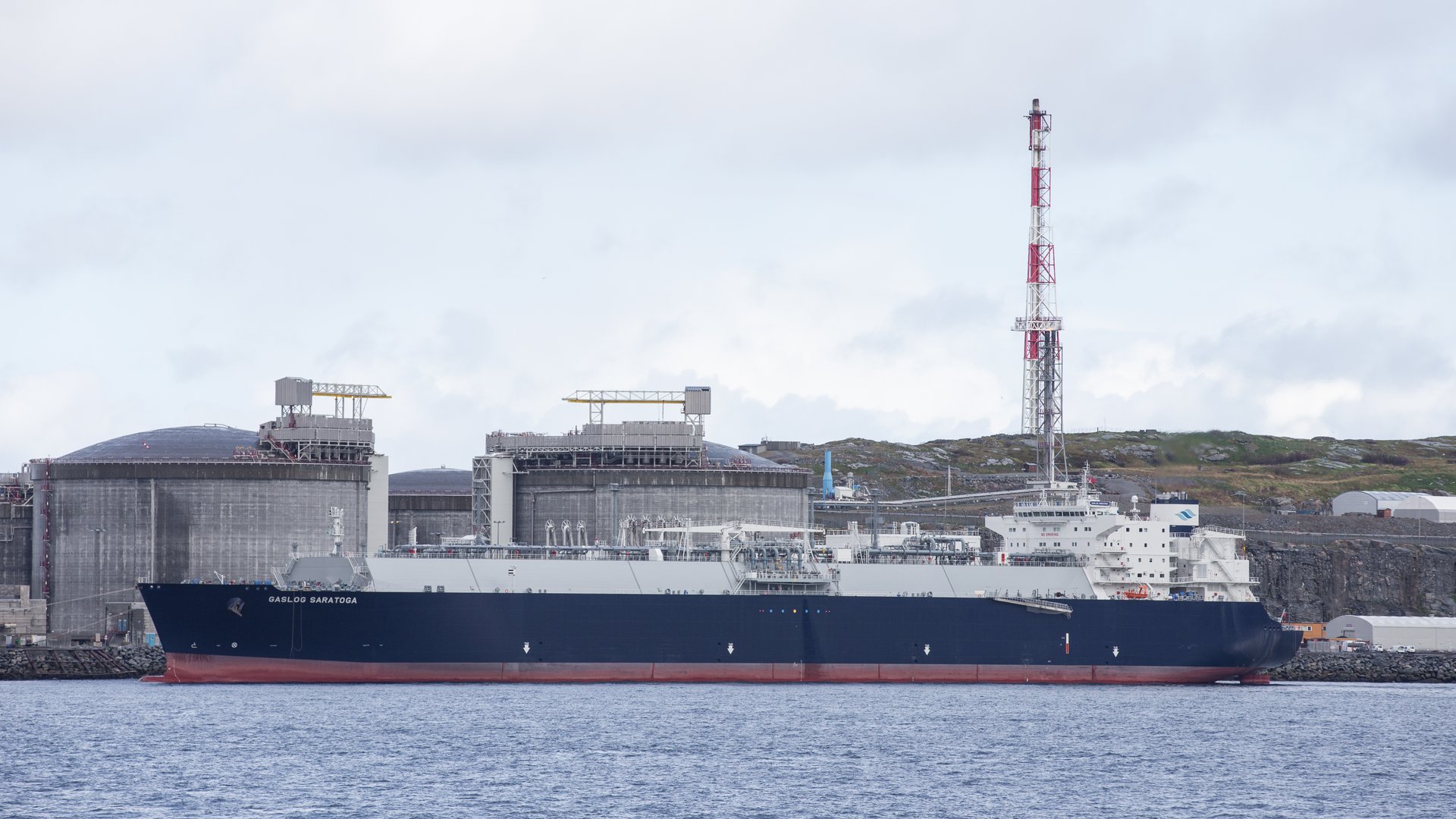 LNG carrier Gaslog Saratoga loading at a liquefied natural gas terminal, the type of vessel that carries Qatari gas through the Strait of Hormuz to Chinese buyers. Photo: Wikimedia Commons / CC BY-SA 4.0