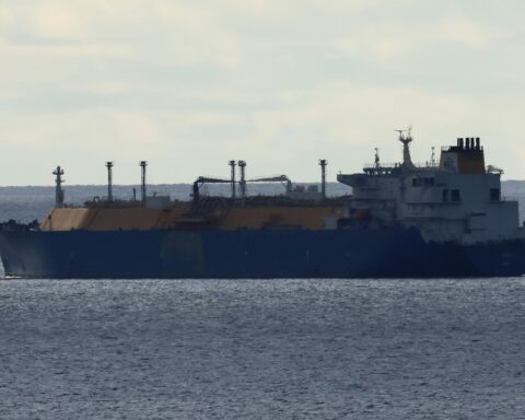 LNG tanker vessel at sea carrying liquefied natural gas cargo through open waters. Photo: Wikimedia Commons / CC BY-SA 4.0