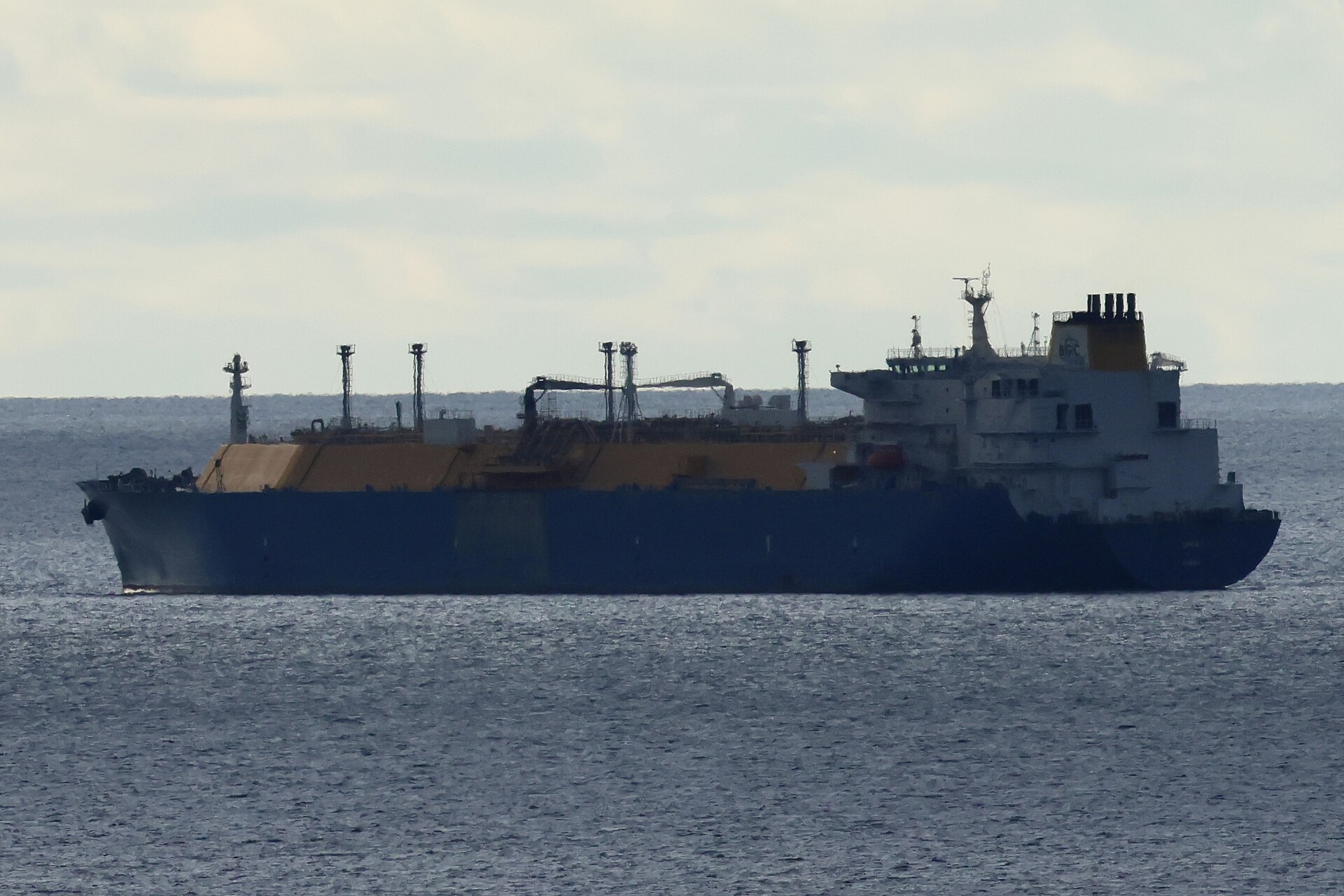 LNG tanker vessel at sea carrying liquefied natural gas cargo through open waters. Photo: Wikimedia Commons / CC BY-SA 4.0