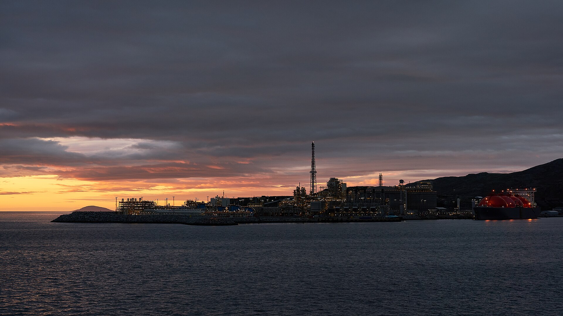 Hammerfest LNG terminal in Norway at sunset with an LNG carrier docked for loading. Photo: Wikimedia Commons / CC BY-SA 4.0